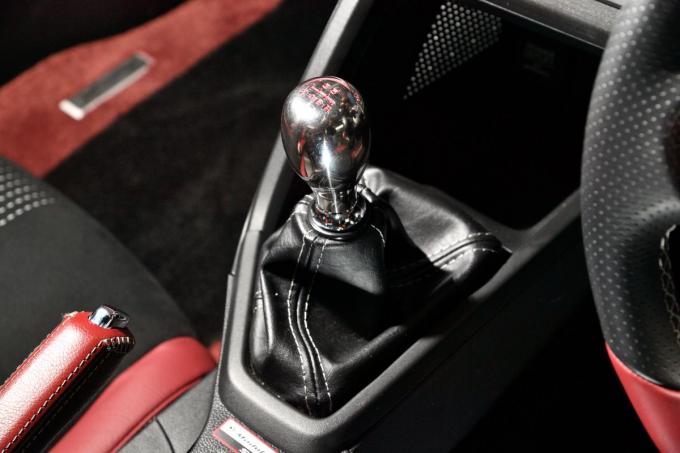 信号待ち時にパーキングブレーキを使ってブレーキペダルから足を離してもいいのか 自動車情報 ニュース Web Cartop 信号待ち時にパーキングブレーキを使ってブレーキペダルから足を離してもいいのか 自動車情報 ニュース Web Cartop