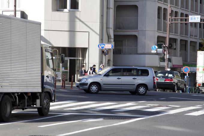 交差点で右折より左折優先はマナーかルールかどっち 罰則も含めて解説 自動車情報 ニュース Web Cartop 交差点で右折より左折優先はマナーかルールかどっち 罰則も含めて解説 自動車情報 ニュース Web Cartop