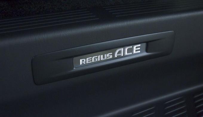 50周年記念車も ビジネスシーンで活躍するトヨタ ハイエース レジアスエースに特別仕様車登場 自動車情報 ニュース Web Cartop