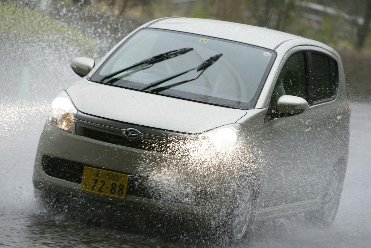 意外に危険な水たまり クルマで安全に通過できるボーダーラインは 自動車情報 ニュース Web Cartop 意外に危険な水たまり クルマで安全に通過できるボーダーラインは 自動車情報 ニュース Web Cartop