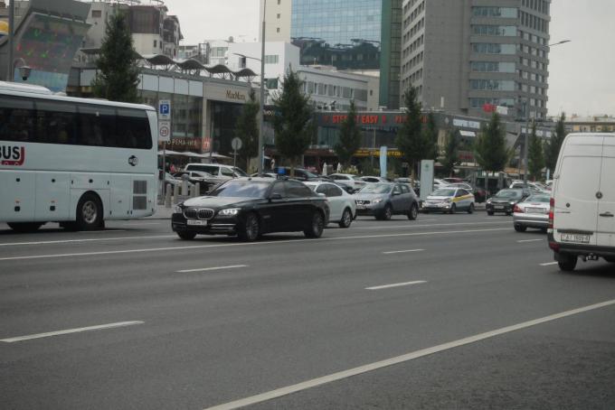 モスクワで高級車が爆走するど真ん中の特別車線「プーチンレーン」とは?