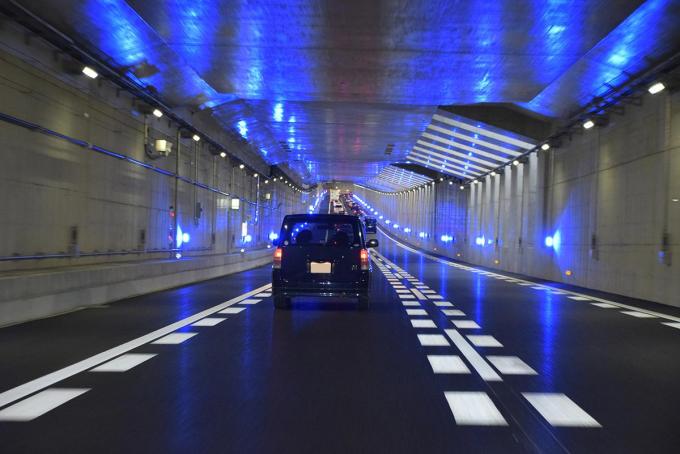 高速道路脇の壁にある 緑や青の流れるライト は何のためにある 自動車情報 ニュース Web Cartop