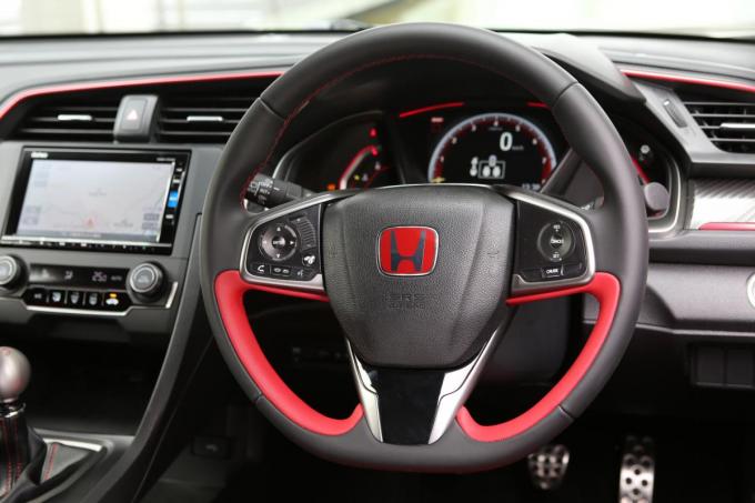 スポーツタイプのクルマのハンドルはなぜ太いのか 自動車情報 ニュース Web Cartop スポーツタイプのクルマのハンドルはなぜ太いのか 自動車情報 ニュース Web Cartop