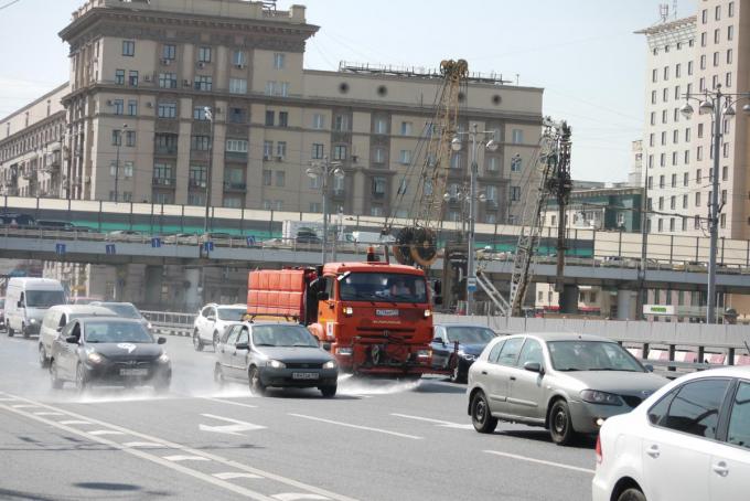 道路を美化してクルマを汚す！　はた迷惑なモスクワ名物散水車軍団とは