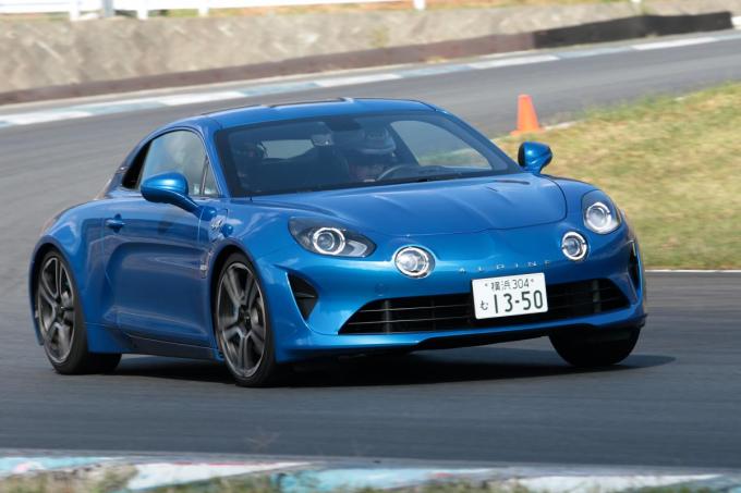 【ムービー】アルピーヌA110に試乗! 軽快感のある走りをワインディング&サーキットで試す
