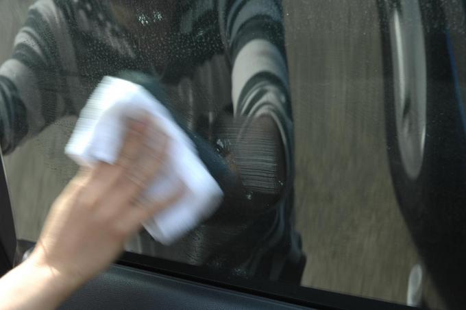 じつはプロでも難しいクルマのガラス掃除 拭きムラをなくすコツとは 自動車情報 ニュース Web Cartop じつはプロでも難しいクルマのガラス掃除 拭きムラをなくすコツとは 自動車情報 ニュース Web Cartop