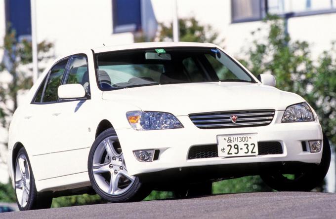 隠れた人気車 名車じゃないのに未だに街中でよく見かける旧いクルマ5選 自動車情報 ニュース Web Cartop 隠れた人気車 名車じゃないのに未だに街中でよく見かける旧いクルマ5選 自動車情報 ニュース Web Cartop