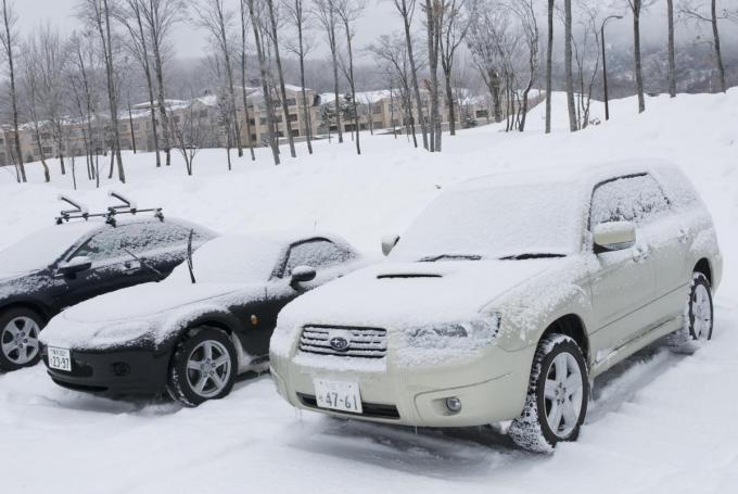 凍結したクルマのフロントガラスにお湯は危険！　エアコンのヒーターも注意が必要