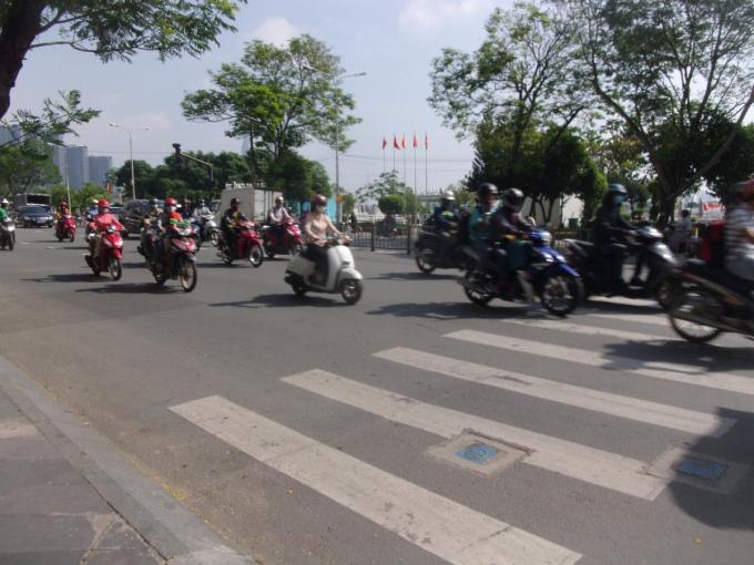 毎日が命がけでの道路横断！　信号もなければ歩行者優先もないベトナムの道路事情