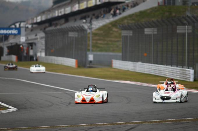 ガンさん・中嶋・関谷ら伝説のレーシングドライバーたちがガチバトル! 夢のレースが開催された