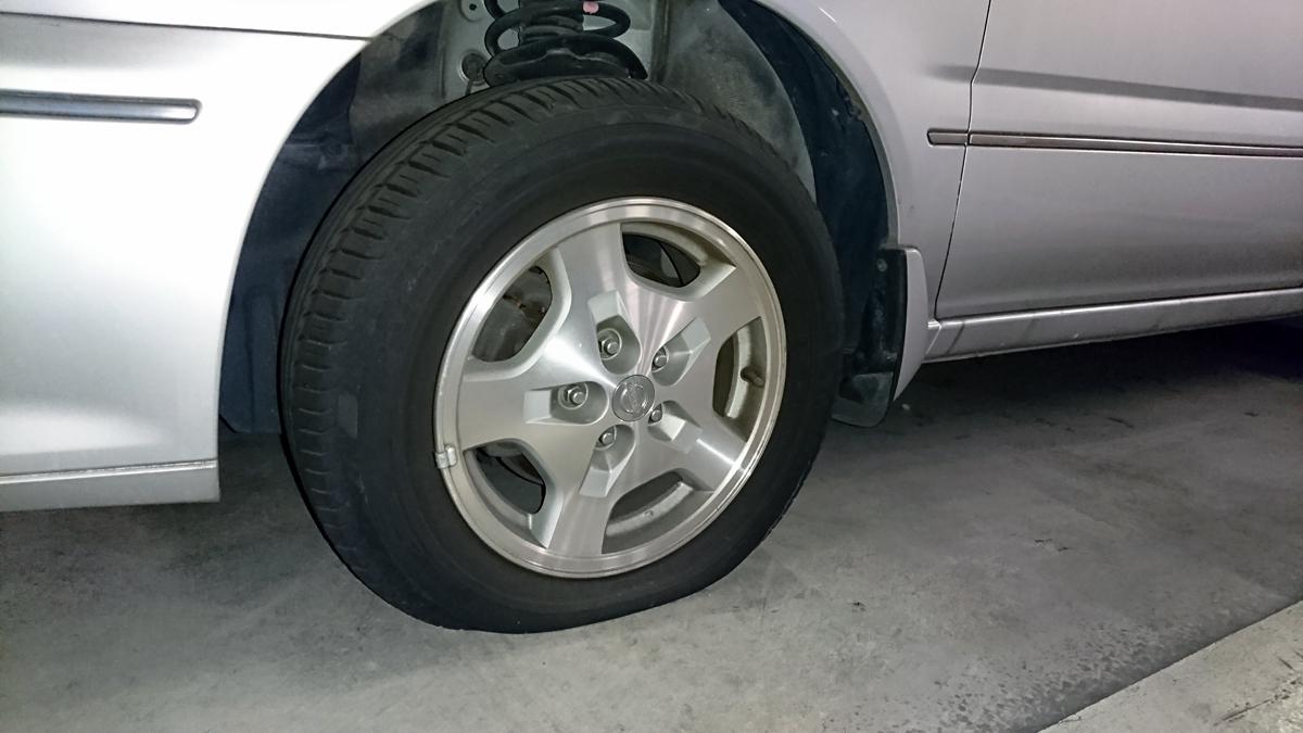 パンク し て ない の に 空気 が 抜ける 車