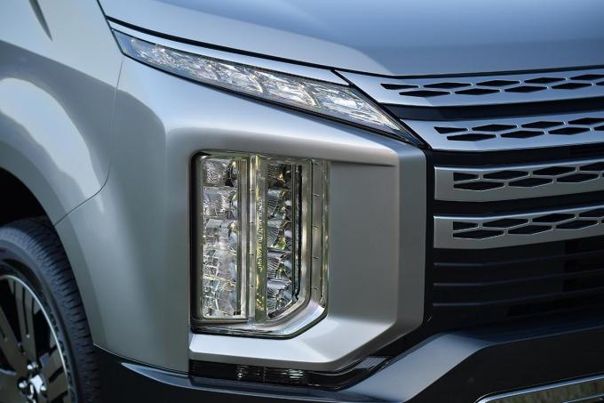 縦型ライトが特徴的な三菱自動車の新型デリカd 5の予約注文を開始 価格は約385万円から 自動車情報 ニュース Web Cartop 縦型ライトが特徴的な三菱自動車の新型デリカd 5の予約注文を開始 価格は約385万円から 自動車情報 ニュース Web Cartop