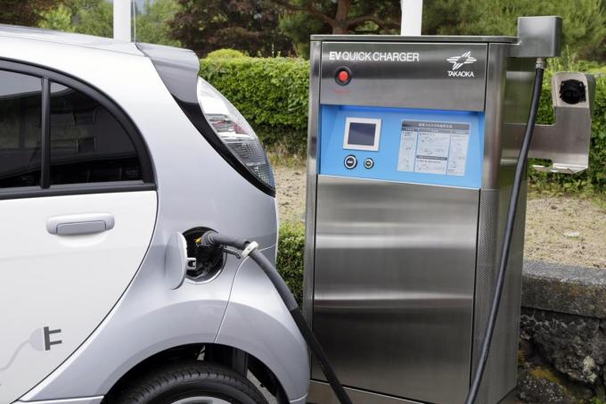 完全電動化はクルマの台数減が必須? リチウムイオンバッテリーから考える将来の自動車社会