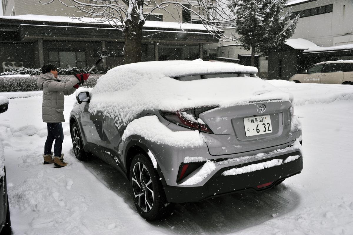 一歩間違えるとボディが傷だらけ 正しいクルマの雪下ろしの方法とは 自動車情報 ニュース Web Cartop