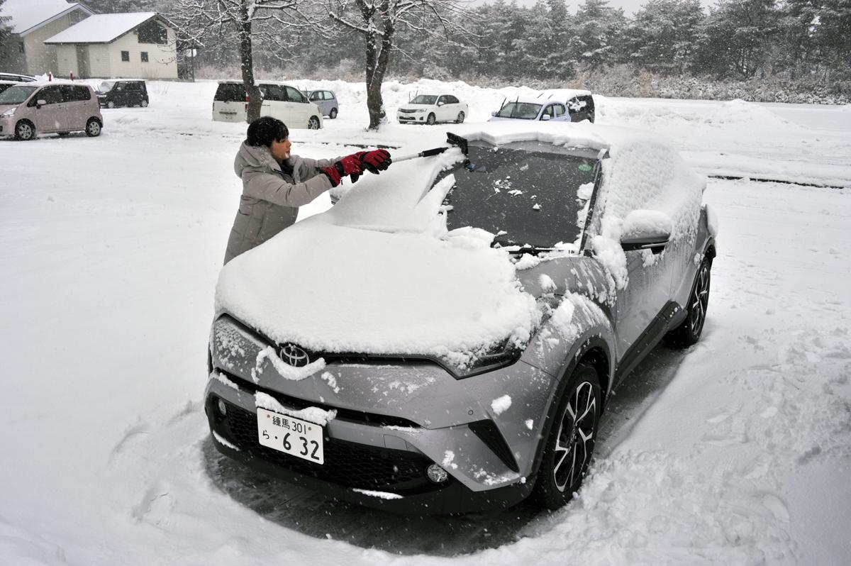 一歩間違えるとボディが傷だらけ 正しいクルマの雪下ろしの方法とは 自動車情報 ニュース Web Cartop 2ページ目