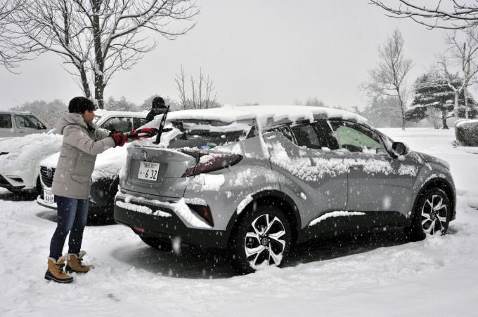 一歩間違えるとボディが傷だらけ 正しいクルマの雪下ろしの方法とは 自動車情報 ニュース Web Cartop 2ページ目