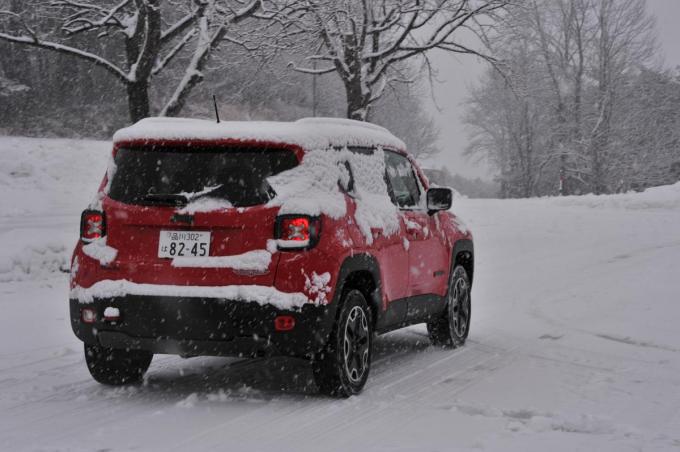 一歩間違えるとボディが傷だらけ 正しいクルマの雪下ろしの方法とは 自動車情報 ニュース Web Cartop