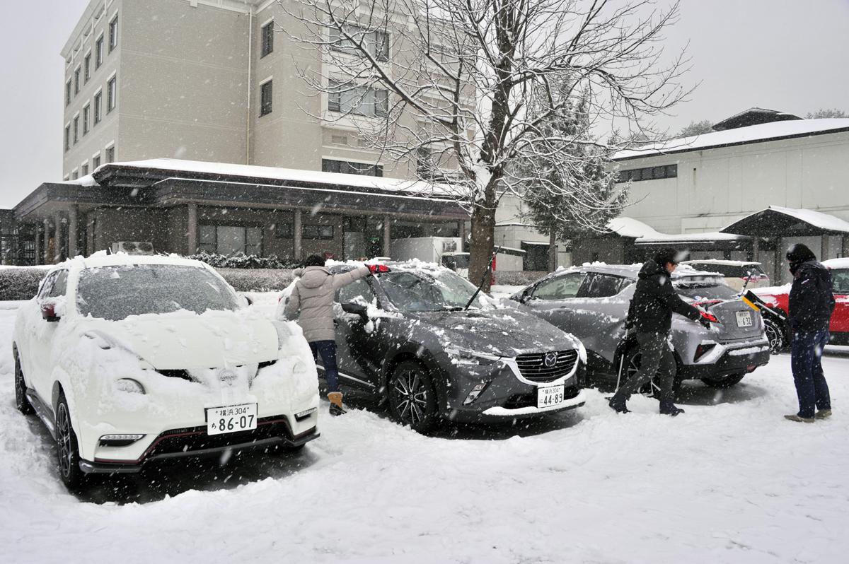 一歩間違えるとボディが傷だらけ 正しいクルマの雪下ろしの方法とは 自動車情報 ニュース Web Cartop 2ページ目