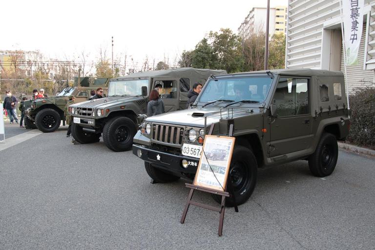 究極のカスタム車!? 迫力の自衛隊車両に来場者も釘付け!【大阪オートメッセ2019】 (1/2ページ)