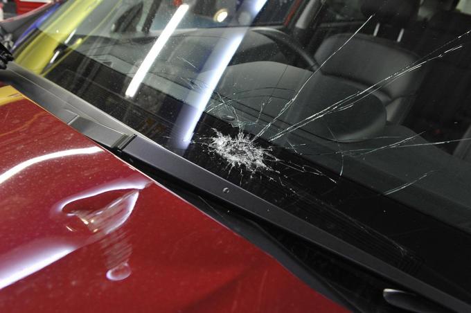 小さなキズはokでひび割れはダメ 傷ついたフロントガラスの交換基準と車検通過の条件 自動車情報 ニュース Web Cartop