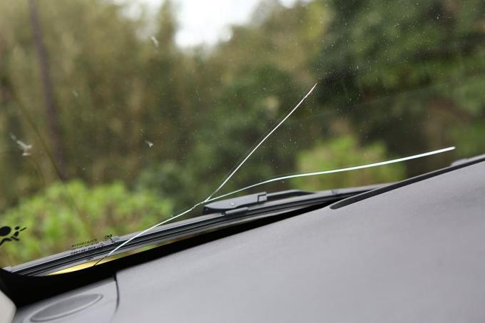 小さなキズはokでひび割れはダメ 傷ついたフロントガラスの交換基準と車検通過の条件 自動車情報 ニュース Web Cartop 2ページ目