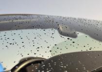 どうせすぐに雨で汚れるから不要？　梅雨時期は洗車をしなくても問題ないのか