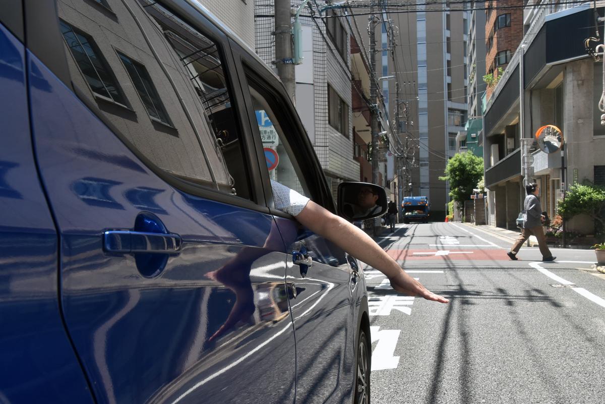 ベテランドライバーでも覚えていない いざという時に使える正しい 手信号 とは 自動車情報 ニュース Web Cartop 2ページ目 ベテランドライバーでも覚えていない いざという時に使える正しい 手信号 とは 自動車情報 ニュース Web Cartop 2ページ目