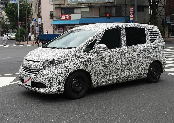 唐草模様にモザイク柄！　新車スクープで見かける擬装ラッピングのクルマは公道で何をしている？