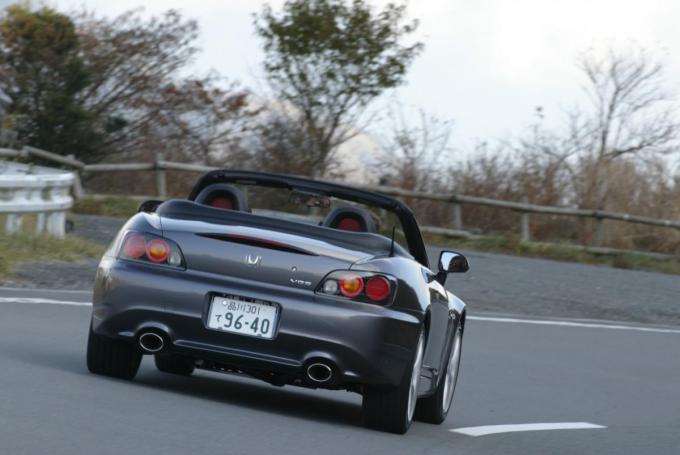 なぜ増えている 最近のスポーツモデルが4本出しマフラーを採用するワケ 自動車情報 ニュース Web Cartop なぜ増えている 最近のスポーツモデルが4本出しマフラーを採用するワケ 自動車情報 ニュース Web Cartop