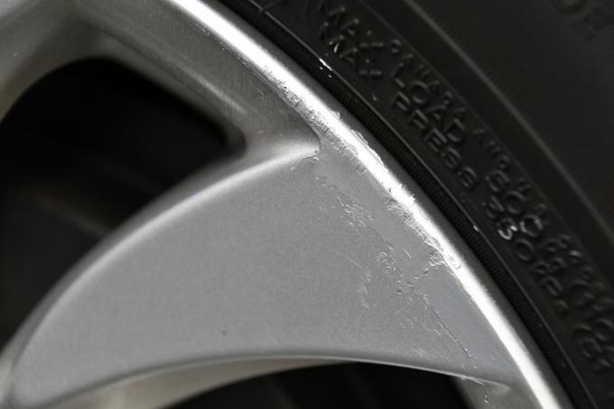 ホイールのガリ傷はdiyでも補修できる パテ盛りなど簡単な修理方法を解説 自動車情報 ニュース Web Cartop 2ページ目