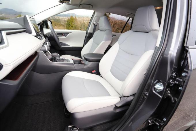 Suvのタフさと先進感を両立 新型トヨタrav4の内外装を徹底チェック 自動車情報 ニュース Web Cartop 3ページ目