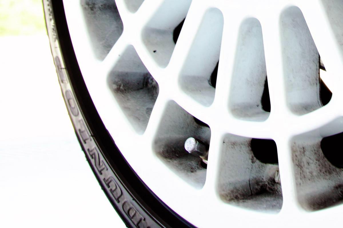 放置するとホイールが真っ黒に なぜブレーキダストは黒いのか 自動車情報 ニュース Web Cartop 放置するとホイールが真っ黒に なぜブレーキダストは黒いのか 自動車情報 ニュース Web Cartop