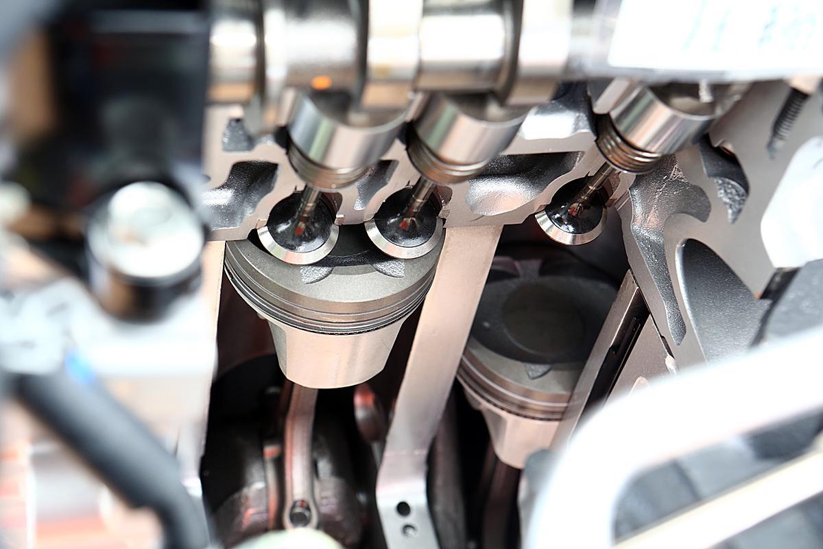 メーカー指定どおりで本当に問題ない 最近クルマのエンジンオイルの交換サイクルが伸びている理由 自動車情報 ニュース Web Cartop 2ページ目