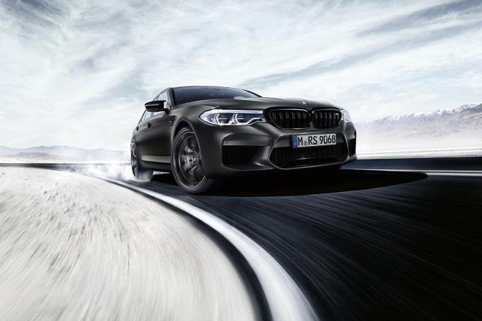 BMW M5に誕生35周年を記念した限定車「35 Jahre Edition」が登場