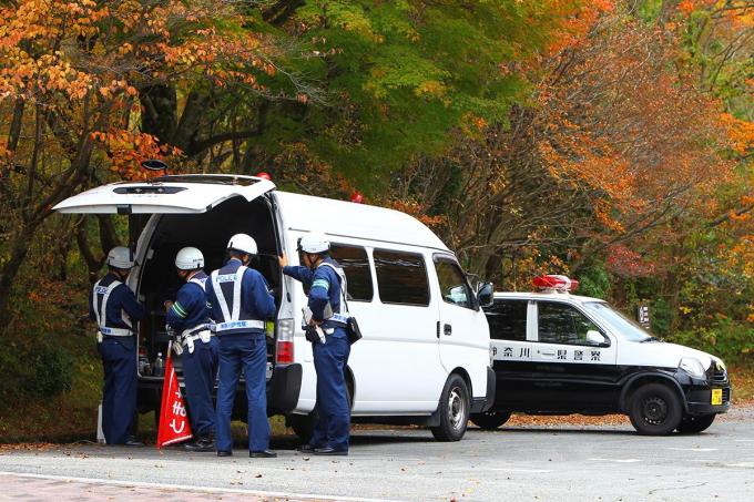 なぜ隠れて取り締まる？　警察官が事前に交通違反を抑止しないワケ