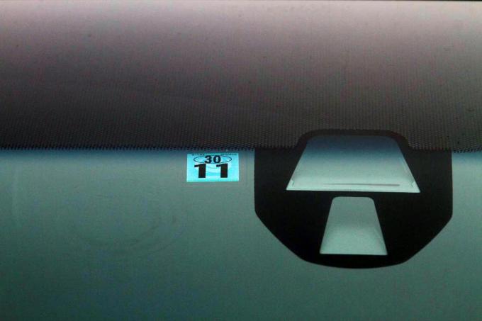 法令遵守のつもりで貼った初心者マークが違反行為に クルマのフロントガラスに付けてはいけないもの５つ 自動車情報 ニュース Web Cartop 2ページ目