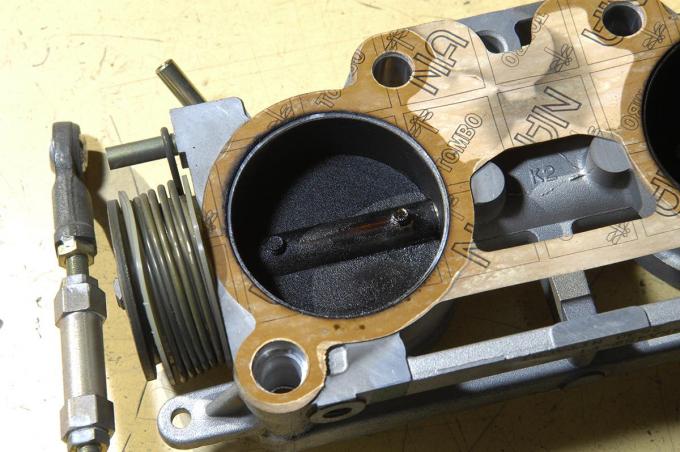 最新のクルマでも避けて通れない 故障でもないのにクルマのオイルはなぜ漏れる 自動車情報 ニュース Web Cartop