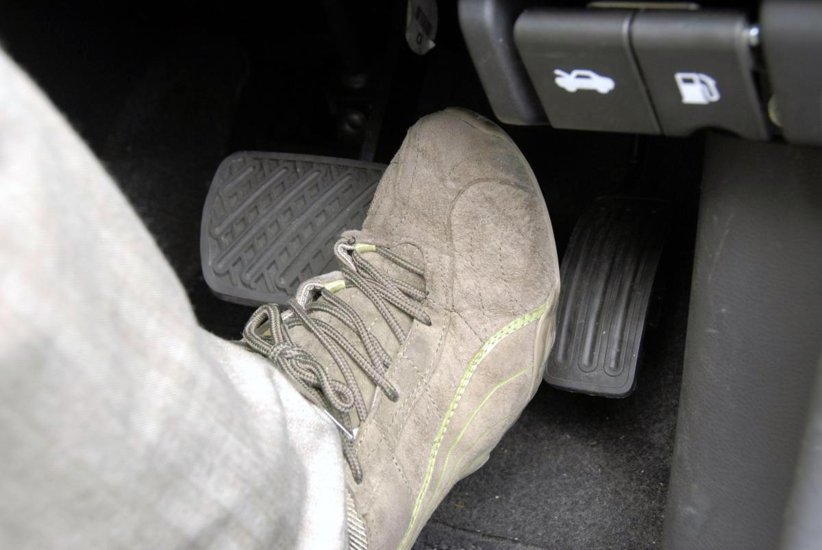 後付け装置や左足ブレーキはng レーシングドライバーが語るクルマのペダル踏み間違い事故をなくすための方法とは 自動車情報 ニュース Web Cartop