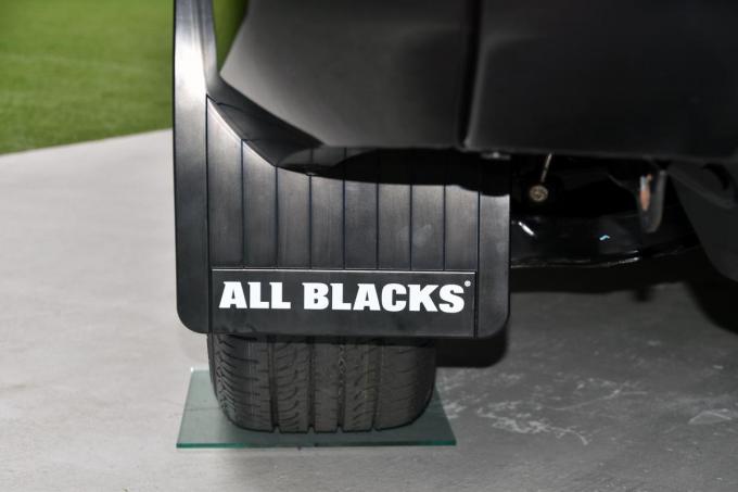 三菱の特別仕様車「ALL BLACKS」