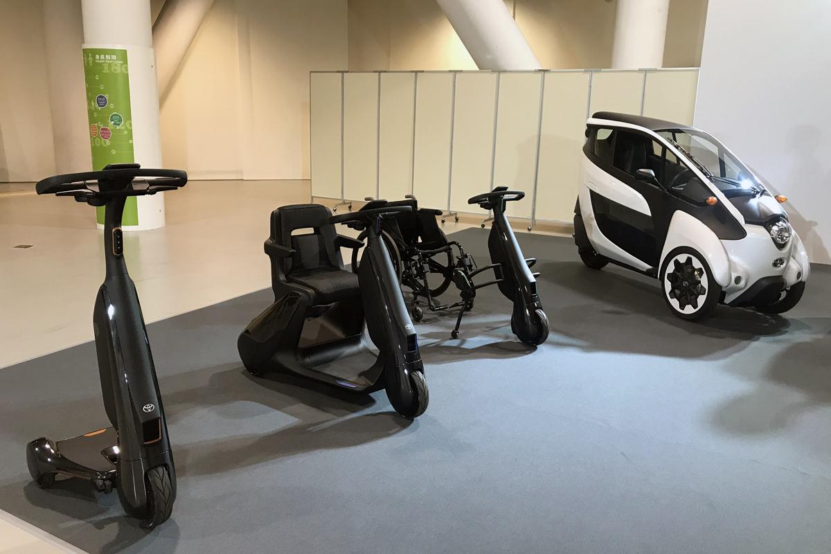 トヨタが2020年発売の「超小型EV」を展示！ 一充電で100kmの走行が可能 