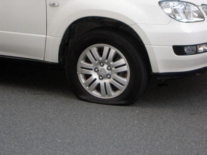 画像ギャラリー 高速走行中が圧倒的に多い パニック必至の 突然のタイヤのパンク が起こる原因とは 画像3 自動車情報 ニュース Web Cartop