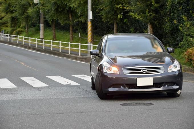 交差点での右左折！　停止線がない場合はどの位置にクルマを止めるのが正解？