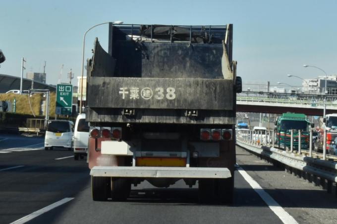 ダンプカーの荷台にある数字の意味