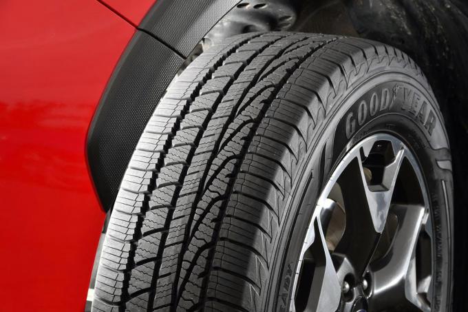 レーシングドライバーが指摘 夏も雪道も使える オールシーズンタイヤ が万能じゃない理由と履いてもよいケース 自動車情報 ニュース Web Cartop レーシングドライバーが指摘 夏も雪道も使える オールシーズンタイヤ が万能じゃない理由と履いてもよいケース 自動車情報 ニュース Web Cartop