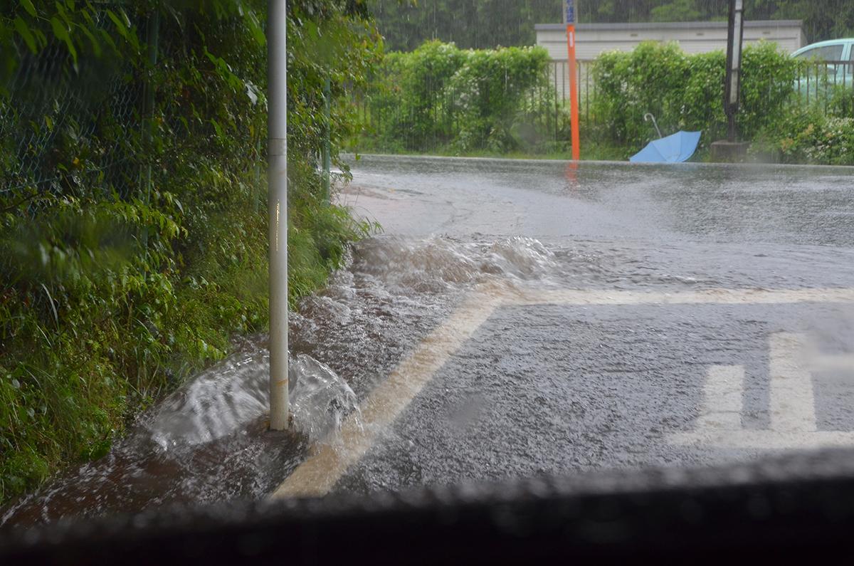 クルマが走れる水の深さは 豪雨や台風時の運転で 命と愛車を守る ためにすべきこと 自動車情報 ニュース Web Cartop 2ページ目