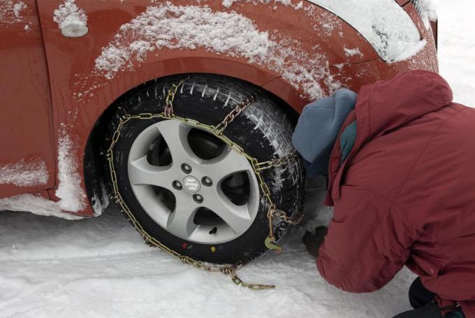 雪道はスタッドレスだけじゃダメな場合も タイヤチェーンを積んでおくべき理由とは 自動車情報 ニュース Web Cartop 2ページ目