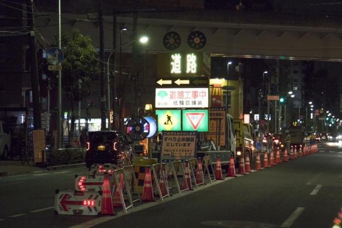 【臨時で設置される道路工事の信号機!】明らかに対向車が来なければ無視しても違反にならない? (2/2ページ)