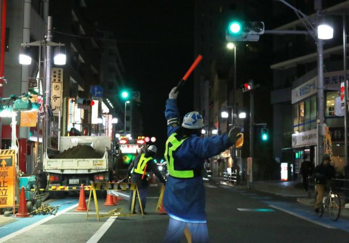 【臨時で設置される道路工事の信号機！】明らかに対向車が来なければ無視しても違反にならない？