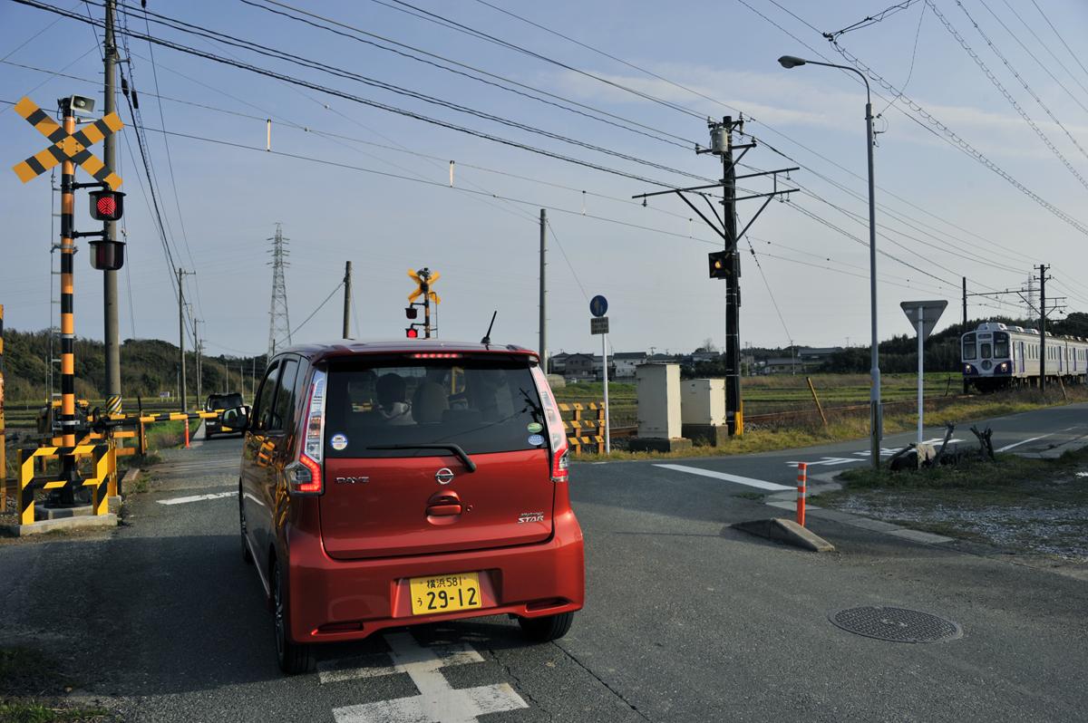 遮断機が下りずに電車が通過するなんて見たことないのに 踏切手前でのクルマの一時停止が義務なワケ 自動車情報 ニュース Web Cartop