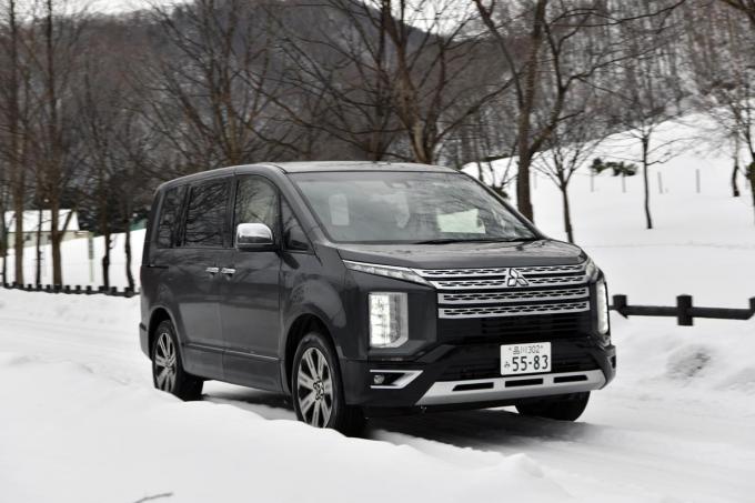 WEB CARTOP編集部の乾ひかりと篠田英里夏がヨコハマiceGUARD SUV G075の雪道性能を試す